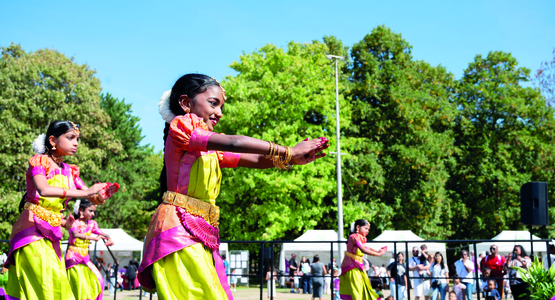 Sur scène, Nritya Darpana a mêlé danses indiennes classiques et contemporaines.