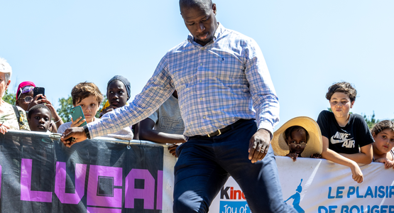 Le maire Demba Traore s’est prêté au jeu. © Fabien Charlier