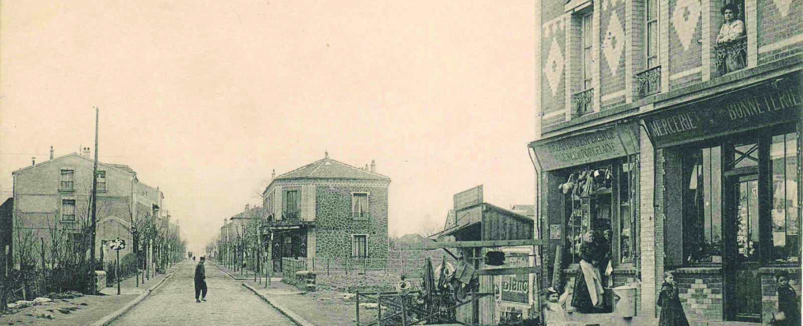 Rues pavées, commerces de proximité et maisons de lotissement : le Blanc-Mesnil de l'enfance de Lucien Collin.